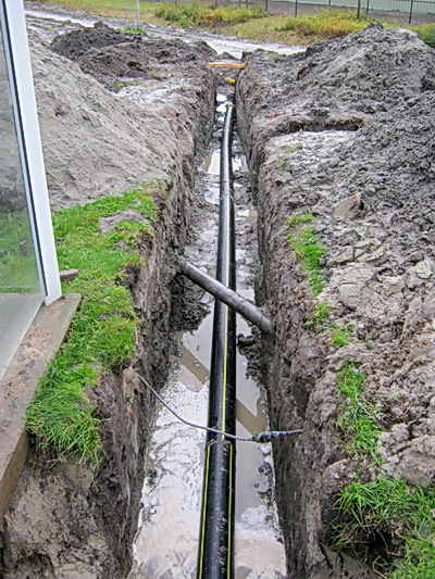 Weer een nieuwe sleuf met buis. Waterleiding? En moet die aan de dorpskant van de N355 worden aangesloten?