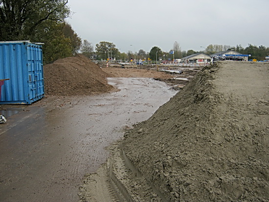 Aan de rand van het tunnelterrein (west) wordt een verharding aangebracht. Parkeerruimte? Materialenstalling? 