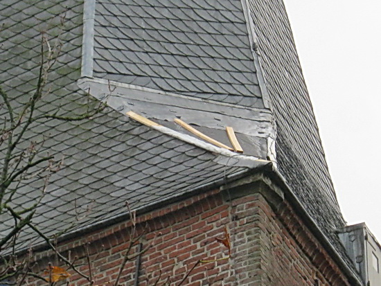 De schade aan de kerktoren is voorlopig hersteld. Een noodpleister, vakkundig aangebracht. De gigantische kraan van BKF is weer op huis aan.... 