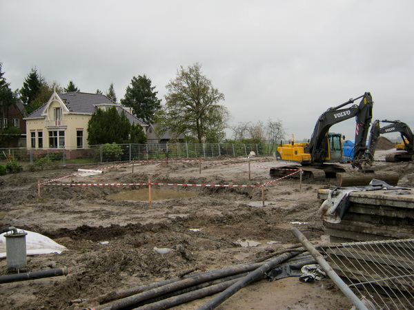 Op 2 november zijn er wel linten geplaatst waardoor een tunnelterreindeel extra opvalt... De grijper scharrelde er vrijdag al wat om heen....