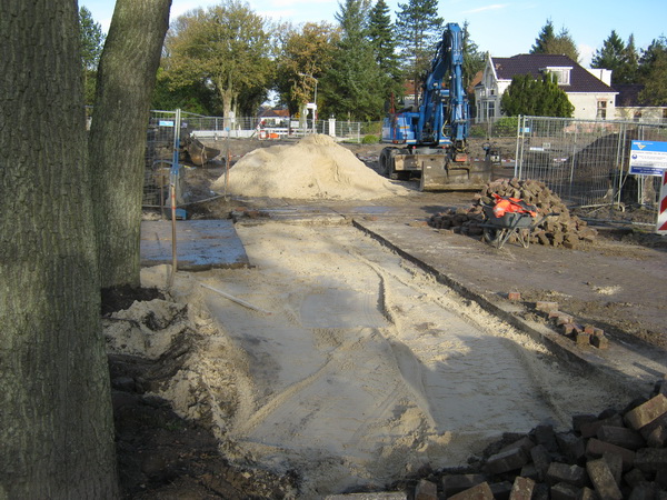 Aan de zuidkant van het tunnelterrein (oost), bij de familie Wieringa voor de deur, een kersverse zandbak en een tijdelijke verlegging van de fietsroute. De bestrating werd verbeterd, hier ging nog wel eens iemand onderuit....