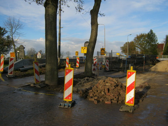 Links zie je de veranderde route voor fietsers en wandelaars met behulp van rijplaten, achter de bomen langs. 