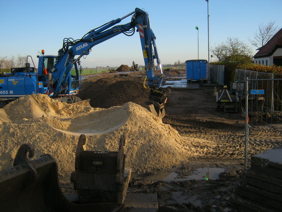 Overigens was de situatie vanmorgen op dat moment, zo tegen tienen, 'vreemd'.... Niemand te zien! Geen helm van welke kleur dan ook, geen gekleurd hesje, geen grijpergeronk of tractorgeraas.... Allemaal aan de koffie? Werkbespreking?