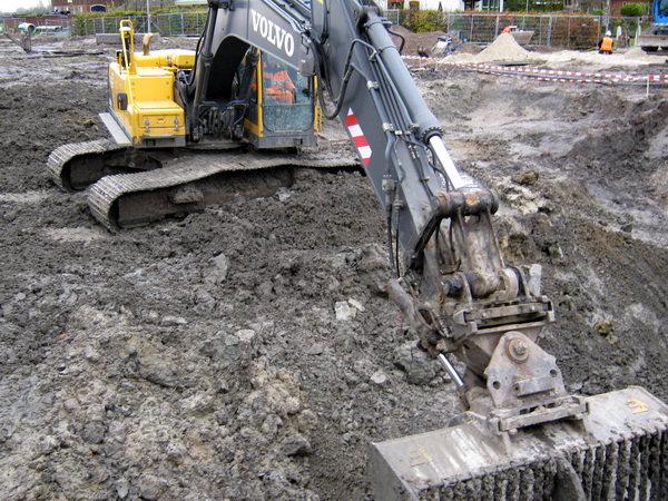 Hier zie je dat schrapend graven mooi in beeld. Er zit een ervaren kracht op deze grijper, weet wat ie doet! Vakwerk!