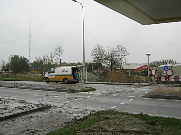 De abri aan de overzijde biedt een schuilplaats. Het busje daarginds bij de bushalte? Nee, dat is geen belbus, maar een HAKbestelbus... En er is inderdaad nog niet geveegd....