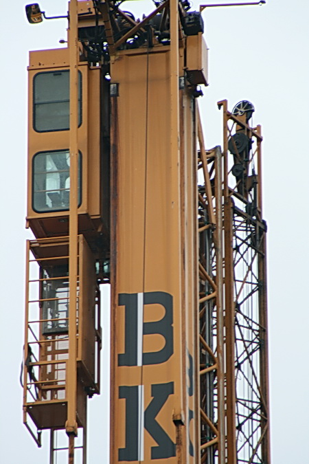 De commandotoren van dit okerkleurige 'monster', bereikbaar door middel van een lift. De cabine onderaan overbrugt moeiteloos de afstand tot de begane grond...