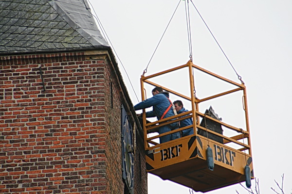 Terug aan de noordwestkant van de toren. Losliggende en loslatende materialen worden in de bak gelegd. Gaan straks mee naar beneden.... Lood en hout vooral...