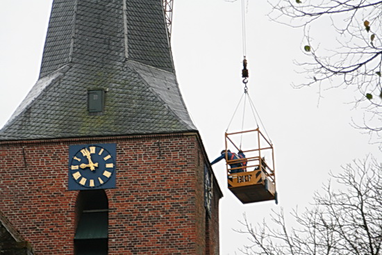 Hier is de positie van de bakkenisten goed te beoordelen.  De immense BKF-kraan blijft buiten beeld.... Het is nog vroeg, enkele minuten voor negen.... 