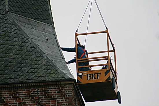 De bakkenisten gaan bedachtzaam verder met hun onderzoek en verwijderen en passant nog meer. Fotograferen ze? Of hebben ze een apparaat met infrarode stralen? (Zou dat kunnen??!)