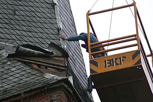 Oei! Hier is wel de ernstigste beschadiging! Zo'n toren gaat natuurlijk al heel wat jaartjes mee, al is het kerkgebouw heel wat bejaarder.