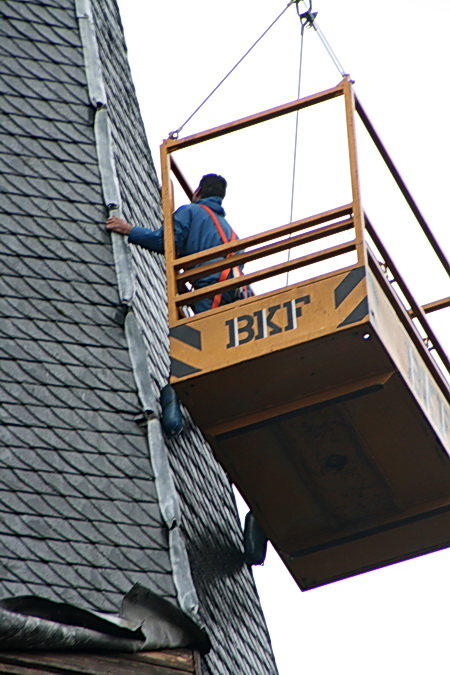De torenspits wordt ook hogerop deskundig onderzocht op zwakke plekken. Meteen doorpakken, geen half werk...