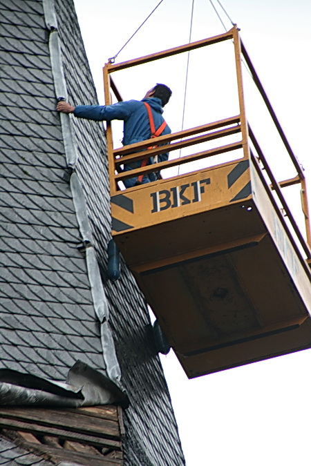 Hogerop valt de schade mee, daar hoeft weinig te worden verspijkerd. (En het paard met de haan op zijn rug wordt later gereinigd....)