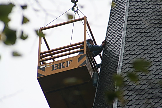 Even naar een andere uitgangspositie gelopen, aan de zuidkant. Tussen de bladeren, die de storm overleefden, door kijken naar de vasthoudendheid van de bakkenisten.