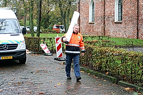 Op de grond worden al vast materialen klaargelegd die in de loop van de morgen nodig zijn bij de reparaties. Nee, geen vloerbedekking van Boele... Kunststof dat tijdelijk het vernielde lood gaat vervangen?