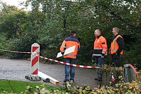 Drie leden van het ondersteunende grondteam. Het nieuwe hout ligt ook klaar, ter vervanging. De stemming is oké, de regen lijkt te pauzeren...