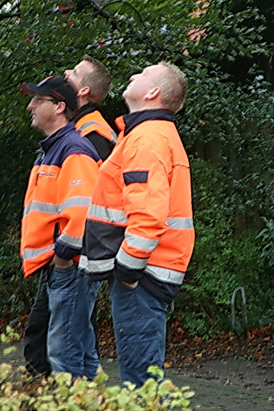 Voorlopig is er voor het grondteam niet veel meer te doen... (Oppassen voor een stijve nek...)