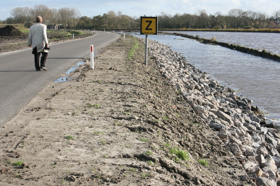 Links de nieuwe weg, rechts het verruimde Van Starkenborghkanaal waar nog flink wat baggerwerk moet worden verricht....