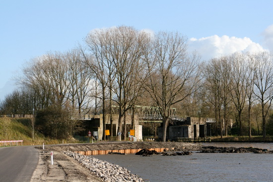 De huidige spoorbrug van rond 1930... Wanneer vervanging? 2015? Wordt de nieuwe weg links dan rechter doorgetrokken? De nieuwe spoorbrug geeft immers een bredere vaarroute en krijgt aan de uiteinden een veel meer open karakter...