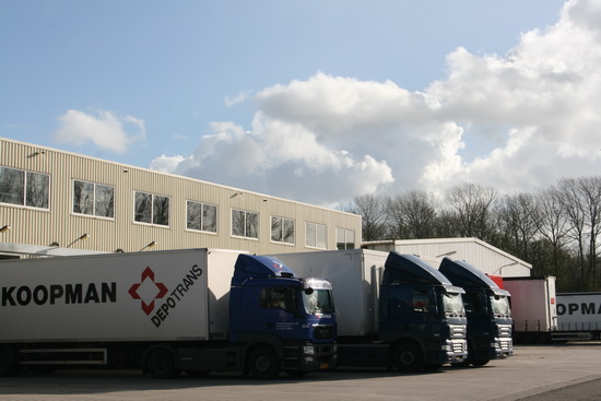 Valt me nu pas op, de donkerblauwe trucks van Koopman Depotrans.... Mooier dan de traditionele geel/rode van Koopman Transport...