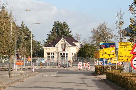 Vanaf hier lijkt de Industrieweg een 'oprijlaan' richting Huize Kruizinga, waarbij al die toegevoegde elementen storend werken....