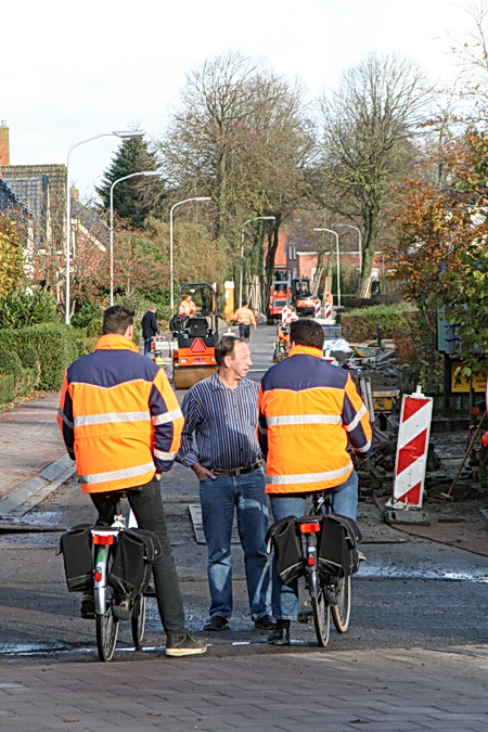 Vanmorgen blij van zin van start, het is onverwacht droog en zonnig! Tussenstop bij de kop van de Noorderweg, waar contactman Anne Adema twee hesjesbobo's aan de praat houdt.... (Of zij hem???!) Morgen, vrijdag 8 november, is de grote asfalteerdag! Volgende week gaan de stratenmakers aan de kanten nog de puntjes op de i zetten, maar het doorgaande verkeer is weer welkom!
