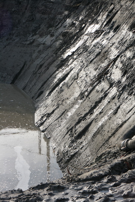 Wat is dit? Dit is een deel van de glanzende westwand van de tunnelkuip! Glad afgegraven! Wat tegenlicht erop.... Foto kan ermee door, al vond ik de werkelijkheid mooier....