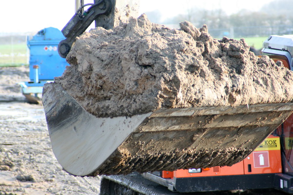 SCHEPIJS???!! Nee, een forse hap uit de tunnelkuipwand aan de noordkant! De geroutineerde grijpermachinist is vaardig bezig, ook omzichtig. (Er kunnen keien in de grond zitten.... Of archeologische schatten???!! Nee, geen bommen, Jan Thijs!)