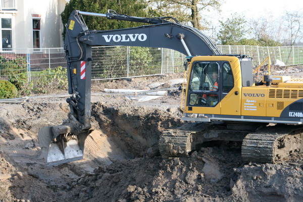 Hier zie je dat schrapend graven, meteen kijken of er ongerechtigheid in de grondmassa zit.... Daarna, hup, in de laadbak van het wagentje....