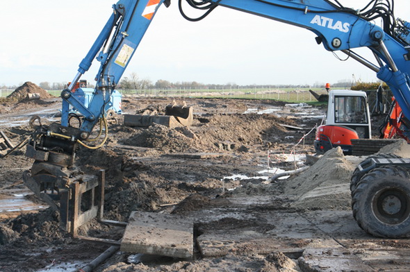 Wat ruimer in beeld, verharding van de toegang tot de tunnelkuip. Moeten daarop straks vrachtauto's kunnen staan?