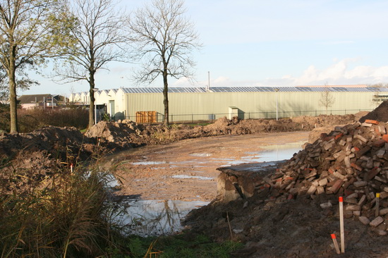 Samen met ex-gemeenteman Engbert ga ik via het fietspad naast de omleidingsweg naar de plek waar de rotonde komt. Er wordt intensief graafwerk geleverd, "voor de vorst" komt.... (Heb dat boek van Mankell net uit!)