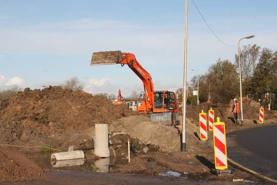 De fraaie dragline in juichstand! (Hoe ver ligt de tijd achter ons dat dit soort werken met de spade werd aangepakt?)