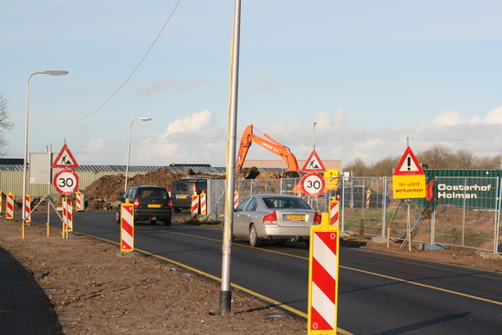 We keren terug naar de Industrieweg, af en toe een blik werpend op de drukte op de omleidingsweg. Verderop is maar een halve rijbaan beschikbaar en worden verkeerslichten gebruikt. 
