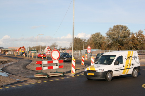 De aansluiting op de Industrieweg, links de nog doodlopende fietsroute die uiteindelijk gaat aansluiten op de Mokkenburgweg. Een auto van Garage Smits op de voorgrond. Hoeveel mensen zouden nog weten dat Smits hier een garage had, waar Fysio Fit nu zit????!
