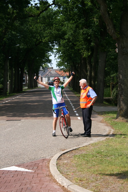 Nee, we eindigen niet in treurigheid... Dank voor alle mensen die bijdroegen aan het welslagen van de 8 Rondes, met name aan "Miss Ronde van Noordhorn" Digna Achterhof! (Al doet haar zegevierend gebaar uit 2008 hier wat komisch aan...)