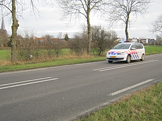 Op de N355 laat een politieauto geen twijfel bestaan over de noodzaak binnen de kortste keren te bestemder plekke te komen. Secondenwerk met sireneondersteuning!