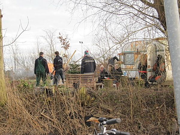 De caravanwerkgroep neemt de terreinbeperking voor lief, maar weet desondanks een eindejaars feestje te bouwen, met verwarmend vuur.