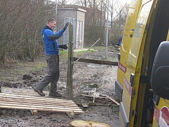 Aanvoer van brandhout, ook de bezigheid verwarmt....