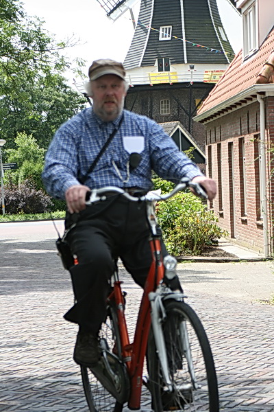 Geen grote ondersteunende ploeg medewerkers meer onder aanvoering van Tweewielerspecialist Klaas de Vries. Hier symbool voor al die bereidwillige medewerkers!