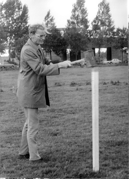 14977 C1c Slaan eerste paal zwembad De Dobbe 1973 (2) verkl