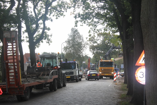 Een drukte van belang op en nabij de 'noodweg': Grijpers, vrachtwagens, mannen met oranje hesjes, al of niet gehelmd....