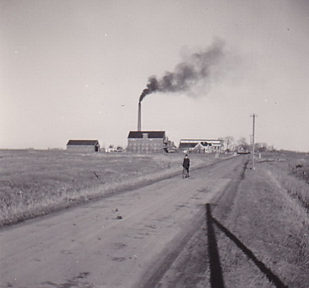 LJL De vereeuwigde rookpluim zuidzijde zuivelfabriek Grijpskerk Feb49 verkl