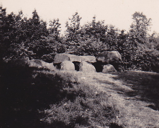 LJL Hunebed bij Exloo 1949